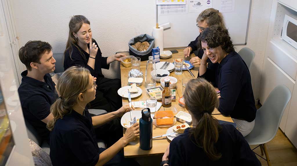 Gemeinsames Frühstück der Kollegen in der Küche